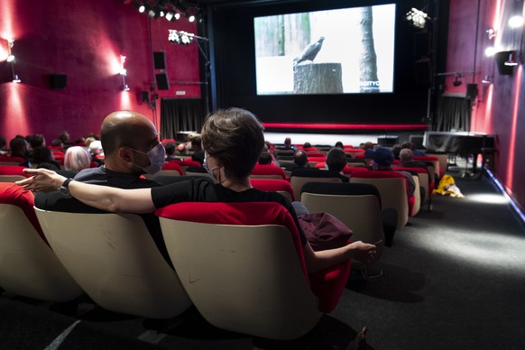 Des personnes s&#039;installent avant de visioner le film &quot;L&#039;?le aux oiseaux&quot; dans la salle de projection du Cinema CityClub le jour de sa reouverture lors de la pandemie de Coronavirus ...