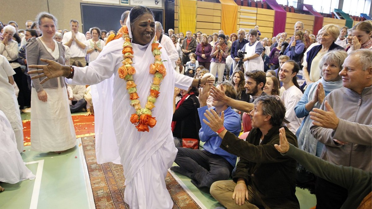 India's humanitarian and spiritual leader, Sri Mata Amritanandamayi, aka "Amma", arrives in the Eulachhalle in Winterthur, Switzerland, to embrace thousands of people during her "E ...
