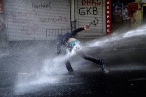 Die türkische Polizei setzte in Istanbul Wasserwerfer gegen demonstrierende Regierungsgegner ein.