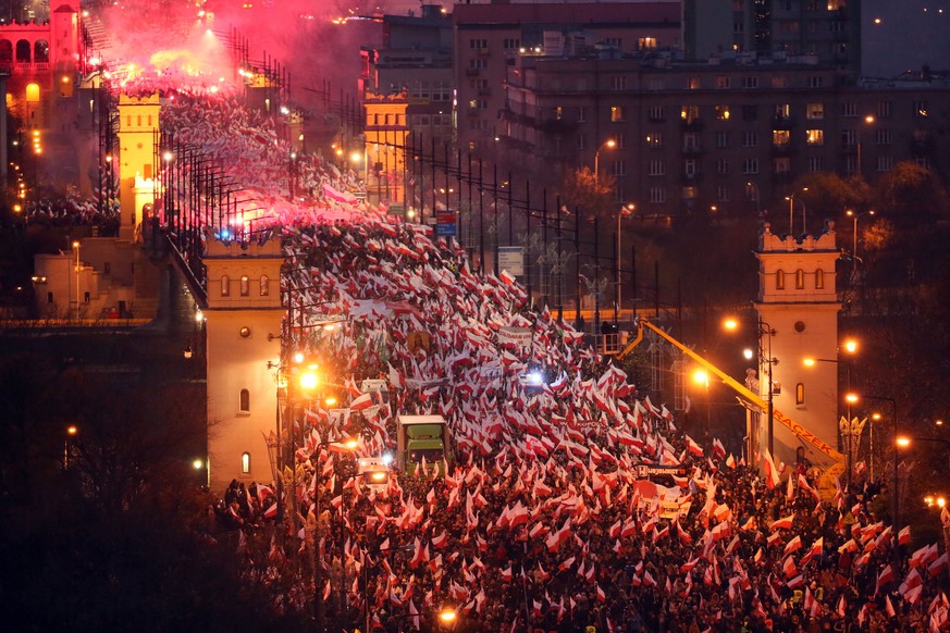 epa06322987 Polish nationalists walk through the Poniatowski Bridge as they take part in the March of Independence 2017 under the slogan &#039;We want God&#039; as part of Polish Independence Day cele ...