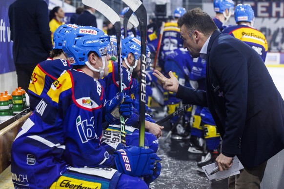 $ gegen $ waehrend dem Eishockey-Meisterschaftsspiel der National League zwischen den Teams EHC Kloten und Fribourg-Gotteron am Samstag, 3. Februar 2024, in KlotenEHC Kloten Cheftrainer Stephan Mair w ...