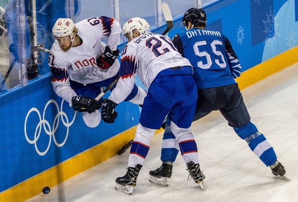 epa06532652 Alexander Reichenberg (L) and Anders Bastiansen (C) of Norway in action against Atte Ohtamaa (R) of Finland during the mens preliminary round match between Finland and Norway at the Gangne ...