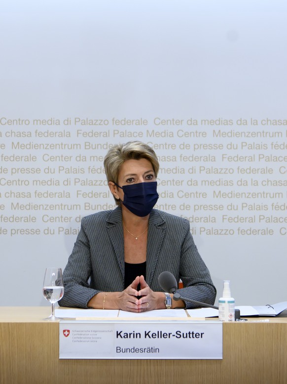 Bundesraetin Karin Keller-Sutter waehrend einer Medienkonferenz zur Volksabstimmung vom 26. September 2021 ueber die Ehe fuer alle, am Dienstag, 22. Juni 2021, in Bern. (KEYSTONE/Anthony Anex)