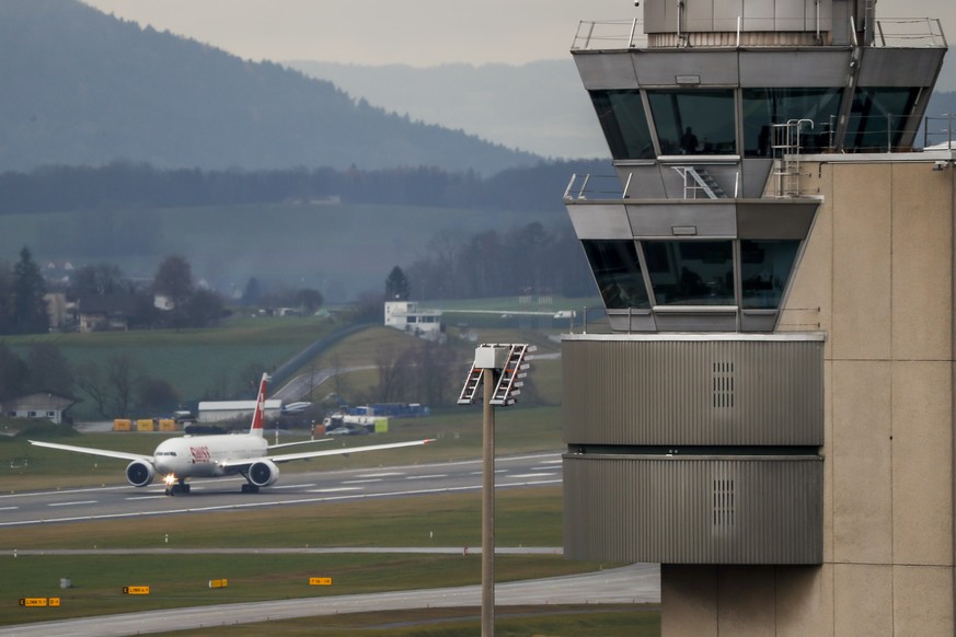 Eine Boeing 777-300 von Swiss Airlines startet auf der Piste 16 unter der Aufsicht des Kontrollturms von Skyguide, am Mittwoch, den 29. November 2017 in Zuerich-Kloten. (KEYSTONE/Christian Merz)