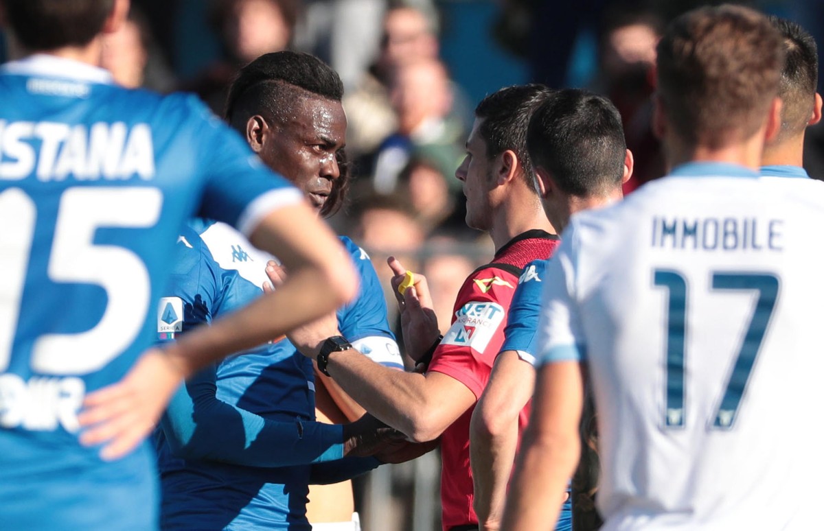 epa08104336 Brescia's Mario Balotelli (C-L) talks with referee Gianluca Manganiello (C-R) during the Italian Serie A soccer match Brescia Calcio vs SS Lazio at Mario Rigamonti stadium in Brescia, ...