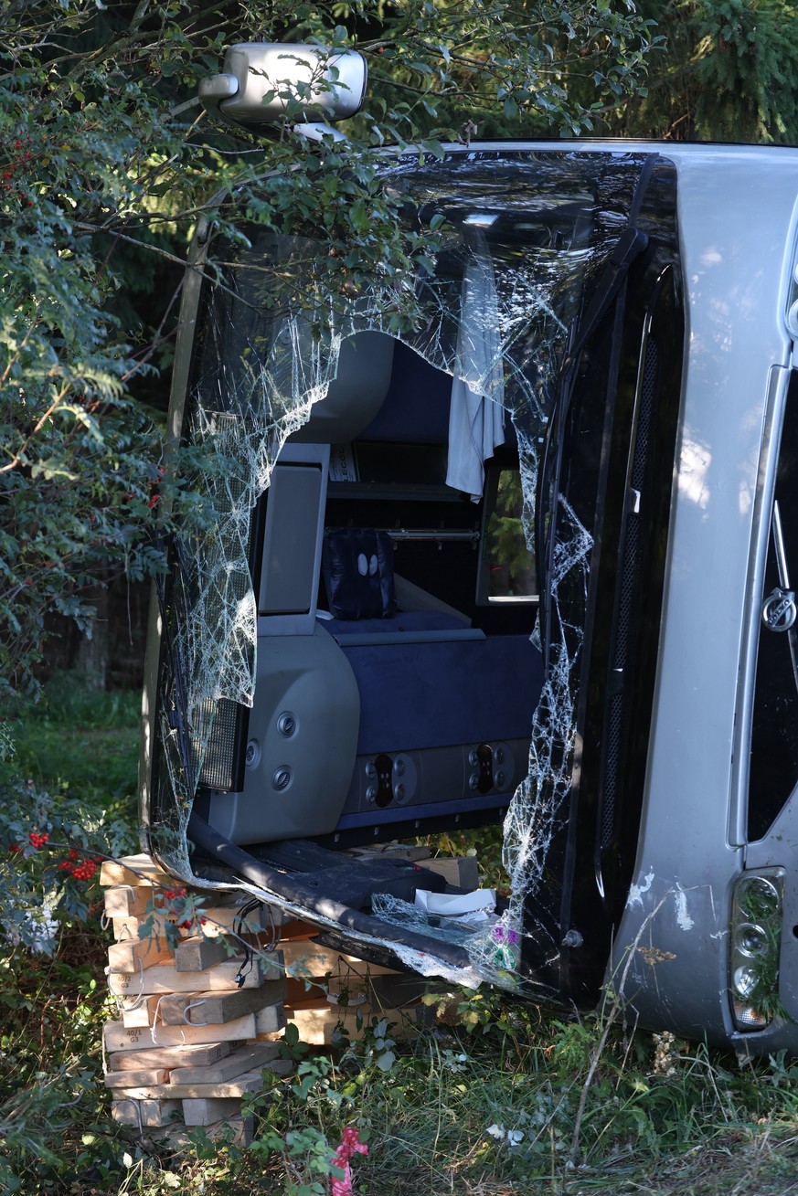 27.09.2026, Bayern, Buchloe: Ein umgekippter Reisebus liegt an der A96. Zwei Menschen seien dabei ums Leben gekommen, mehrere Menschen verletzt worden, sagte ein Polizeisprecher der Deutschen Presse-A ...