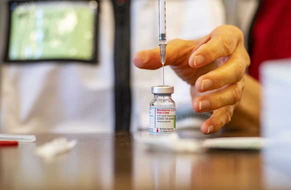 Der Impfstoff von Moderna wird vorbereitet, um die letzten Senioren in den Pflegeheimen des Kantons Aargau mit dem Impfstoff gegen Corona zu impfen, im Seniorenheim Wasserflue in Kuettige, Kt. Aargau, ...