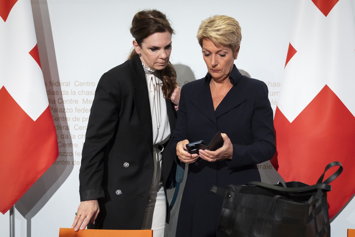 Bundesraetin Karin Keller-Sutter, rechts, und Daniela Stoffel Staatssekretaerin fuer internationale Finanzfragen (SIF), am Ende einer Medienkonferenz des Bundesrates zur Aenderung des Bankengesetzes ( ...
