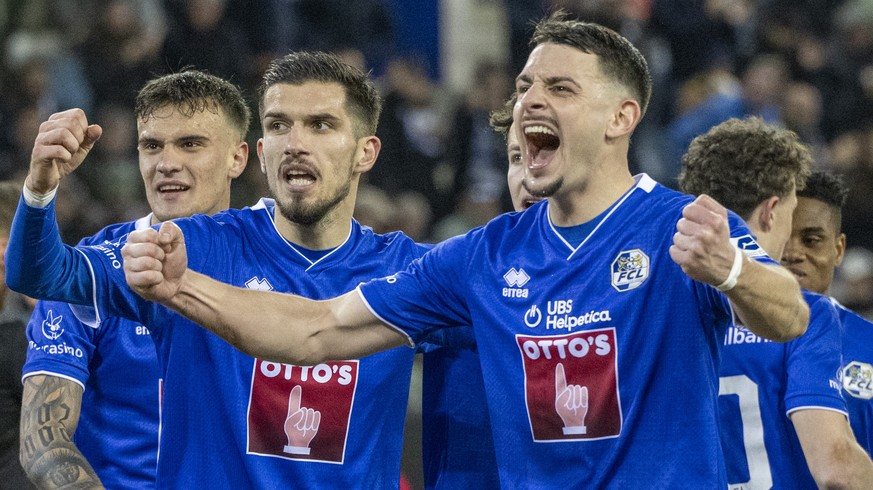 Die Luzerner mit Adrian Grbic, mitte links, und Stefan Knezevic, mitte rechts, feiern das Tor zum 3:0 beim Super League Meisterschaftsspiel zwischen dem FC Luzern und dem FC Zuerich vom Sonntag, 26. J ...