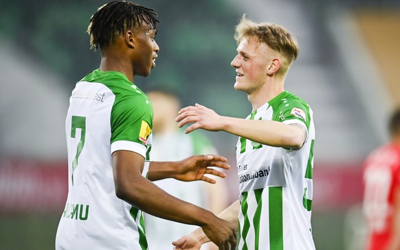 1-0 Torschuetze St. Gallens Chukwubuike Junior Adamu , links, und Patrick Sutter freuen sich ueber den Sieg im Fussball Super League Spiel zwischen dem FC St. Gallen und dem FC Vaduz, am Samstag, 24.  ...