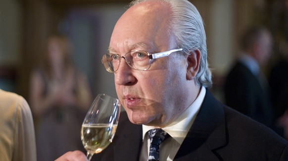 ARCHIVBILD ZUR VERURTEILUNG VON URS SCHWARZENBACH DURCH DAS BEZIRKSGERICHT BUELACH WEGEN KUNSTSCHMUGGELS, AM MONTAG, 7. MAI 2018 - Urs E. Schwarzenbach, owner of the hotel, has a glass of wine at the  ...