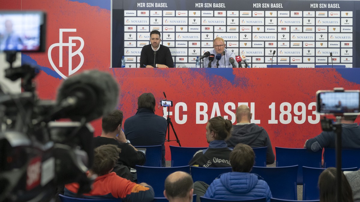 An der Pressekonferenz des FC Basel 1893 spricht neben dem Medienchef Simon Walter, links, Sportchef Heiko Vogel, rechts, der nach der Entlassung von Alex Frei voruebergehend den Posten des Cheftraine ...