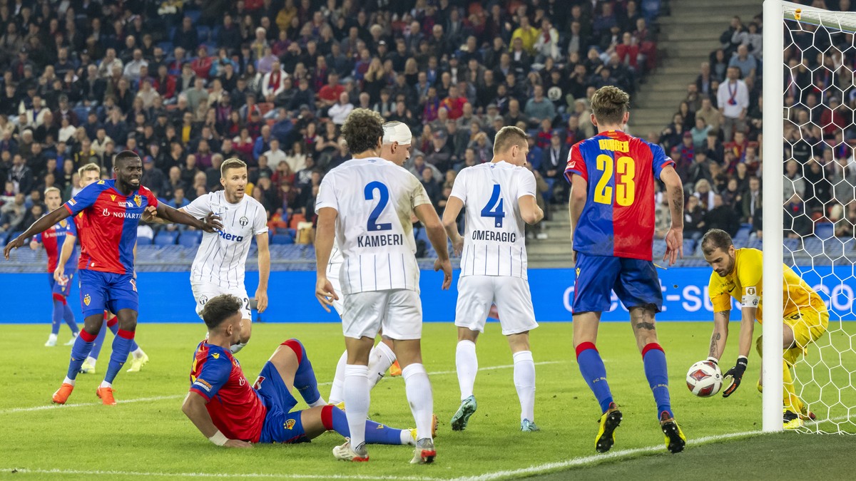 Zuerichs Torhueter Yanick Brecher, rechts, pariert einen Ball im Fussball Meisterschaftsspiel der Super League zwischen dem FC Basel 1893 und dem FC Zuerich im Stadion St. Jakob-Park in Basel, am Donn ...