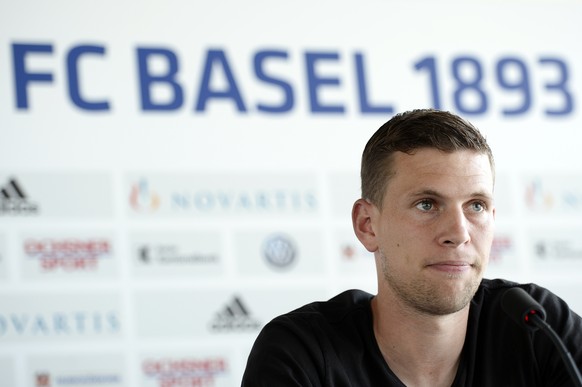 Fabian Frei spricht an einer Medeinkonferenz des FCB in Basel, am Freitag, 5. Juni 2015. (KEYSTONE/Walter Bieri)