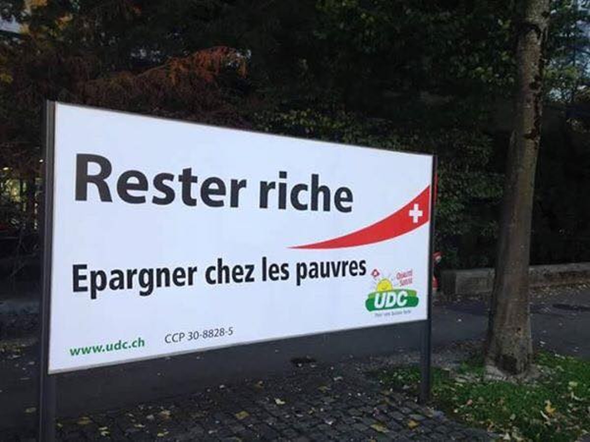«Reich bleiben – sparen bei den Armen», steht auf diesem Plakat. Postkonto-Nummer der SVP.