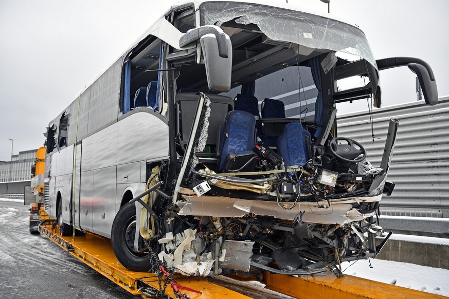 Verunfallter Reisecar in Zuerich am Sonntag, 16. Dezember 2018. Bei einem schweren Verkehrsunfall eines Reisecars auf der Autobahn A3 bei Zuerich ist am Sonntagmorgen eine Frau ums Leben gekommen. 44  ...