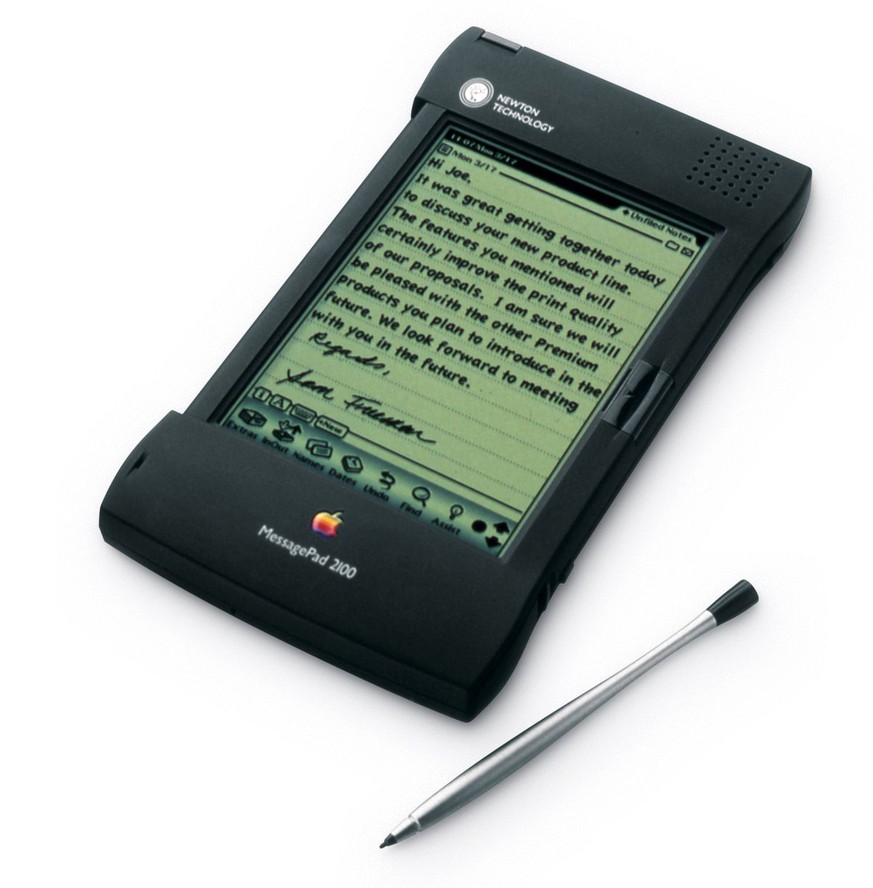 Das Newton MessagePad war Apples erster PDA (Personal Digital Assistant). Obwohl das Gerät eine Handschrifterkennung hatte, floppte es. 1998 wurde die Produktion gestoppt&nbsp;und Apple stand kurz vor ...