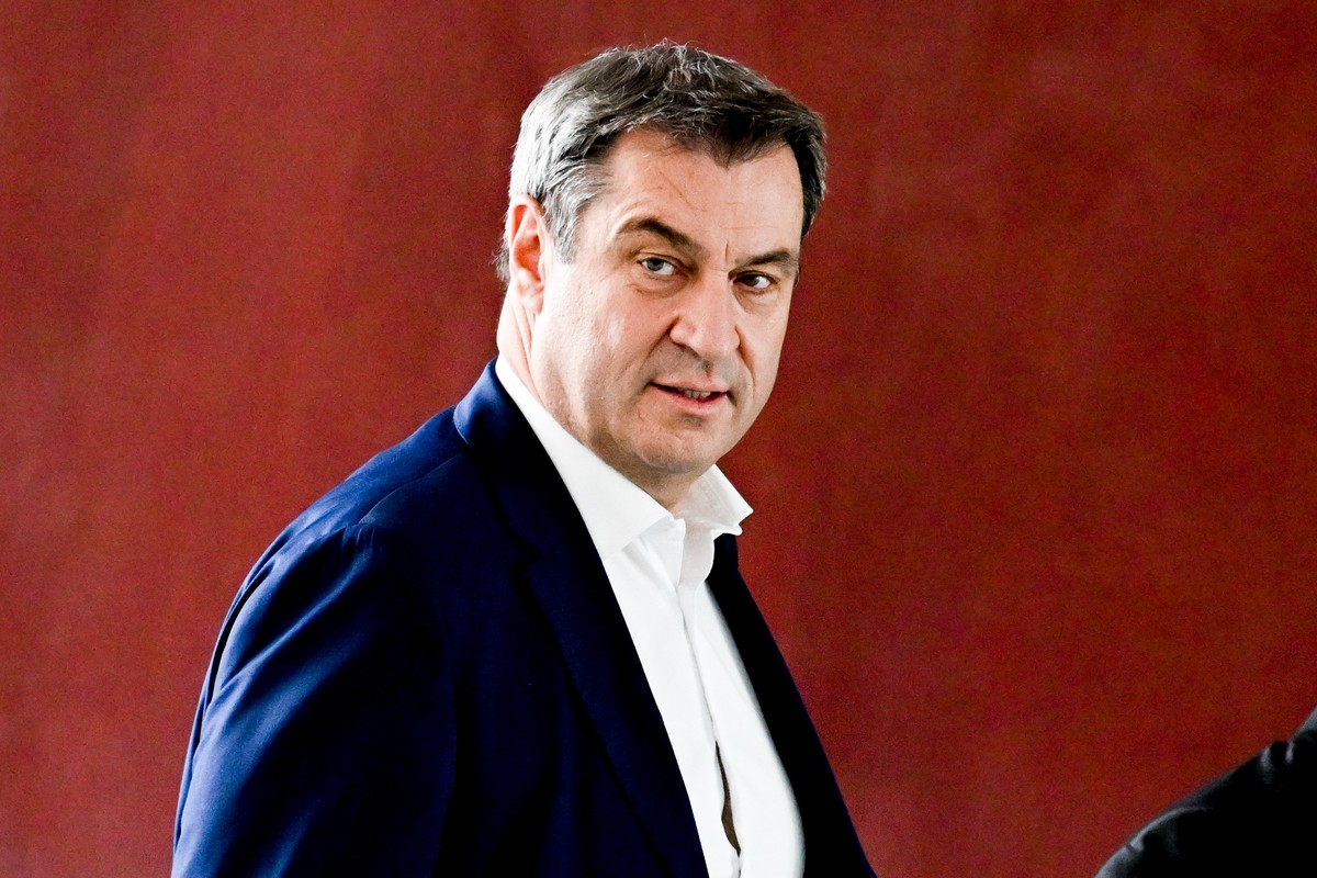 epa09992027 Premier of Bavaria Markus Soeder arrives for the meeting of premiers of the country's federal states at the Chancellery in Berlin, Germany, 02 June 2022. EPA/FILIP SINGER