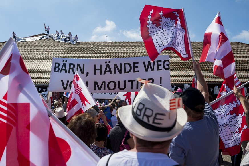 Les militants du Groupe Belier accrochent une banderole « Liberte pour Moutier » sur le toi lors des festivites pour le 40eme anniversaire du canton du Jura ce dimanche 23 juin 2019 a Saignelegier. (K ...