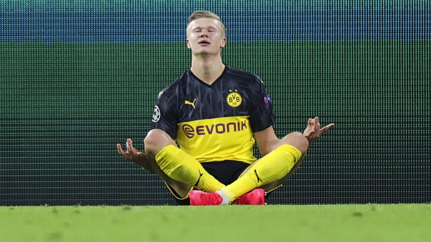 epa08226799 Dortmund&#039;s Erling Braut Haaland (C) celebrates scoring opening goal during the UEFA Champions League round of 16 first leg soccer match between Borussia Dortmund and Paris Saint-Germa ...