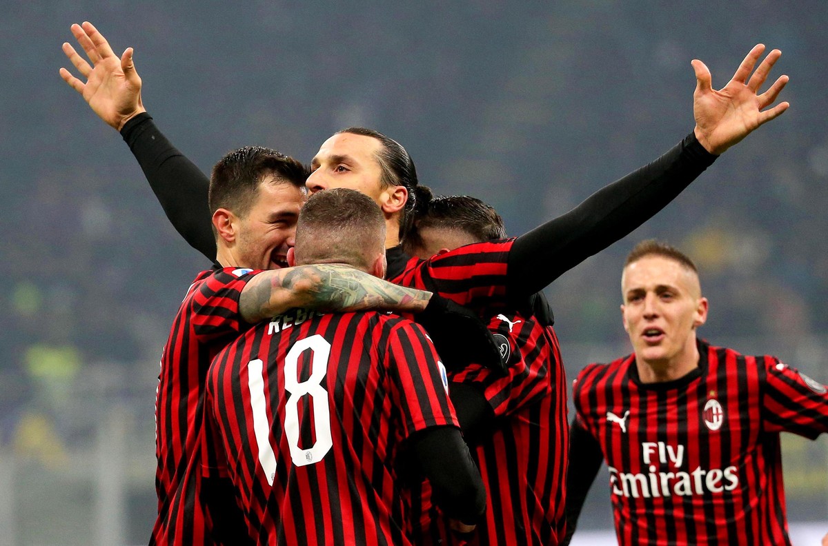 epa08206471 Milan's striker Zlatan Ibrahimovic (C) celebrates with teammates after scoring the 2-0 lead during the Italian Serie A soccer match between Inter Milan and AC Milan at the Giuseppe Me ...
