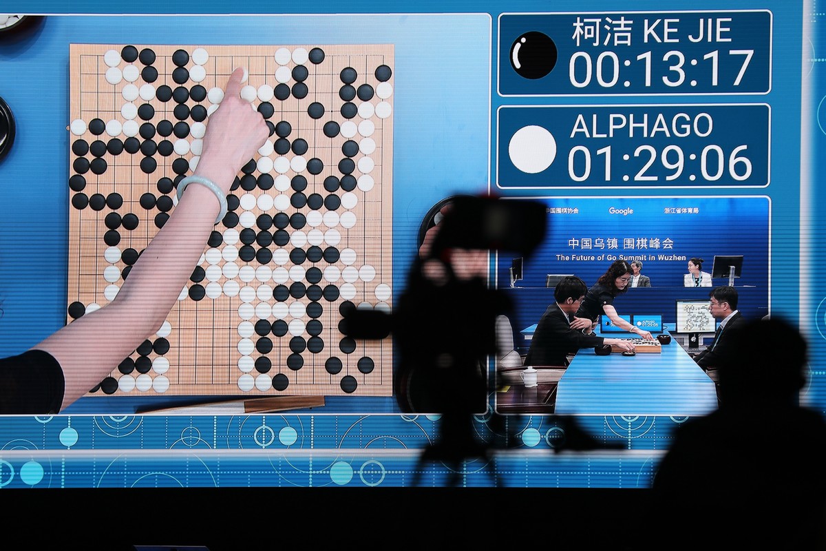 epa05982815 A screen shows referees judging after the match featuring Chinese Go player Ke Jie against Google's artificial intelligence program AlphaGo during the Future of Go Summit at Wuzhen in ...