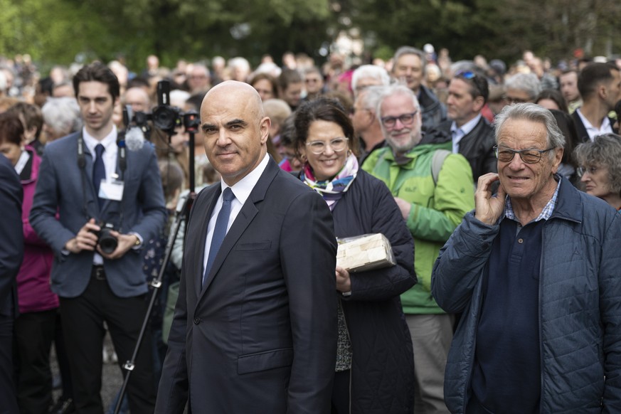 Bundespraesident Alain Berset spricht mit der Bevoelkerung nach der woechentlichen Sitzung mit dem Bundesrat ausserhalb des Bundeshauses, aufgenommen am Mittwoch, 26. April in Winterthur. Im Anschluss ...