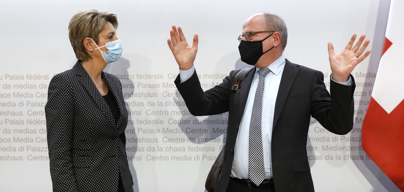 Bundesraetin Karin Keller-Sutter, links, diskutiert mit Fredy Faessler, St. Galler Regierungsrat und Praesident KKJPD, am Ende einer Medienkonferenz des Bundesrates ueber illegale Adoptionen von Kinde ...