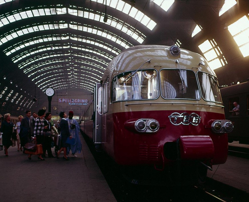 Reisende steigen in den RAe TEE II «Gottardo» ein, September 1961
https://www.sbbarchiv.ch/detail.aspx?ID=237978