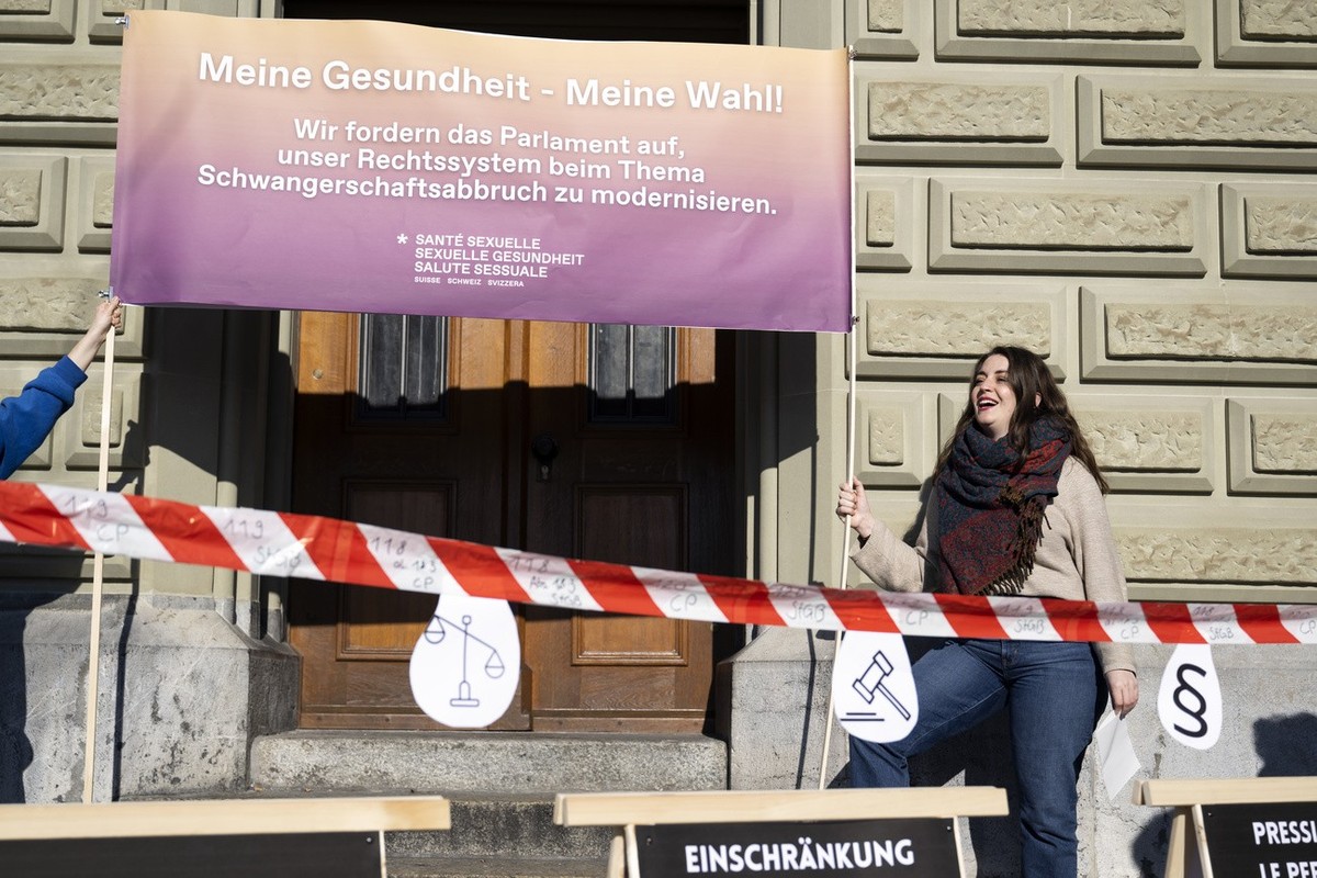 Leonore Porchet, Nationalraetin, Die Gruene-VD und Praesidentin SGCH, lacht kurz vor der Einreichung der Petition. Die Petition "Meine Gesundheit - Meine Wahl!" fordert die Streichung der Ab ...