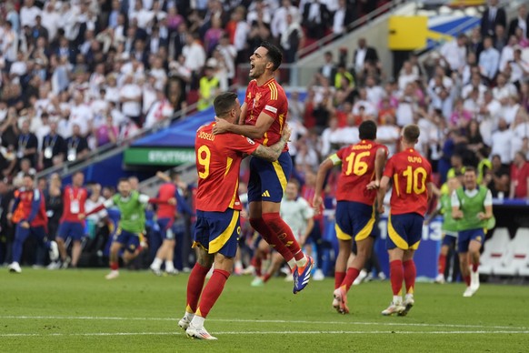 Spain&#039;s players celebrate at the end of a quarter final match between Germany and Spain at the Euro 2024 soccer tournament in Stuttgart, Germany, Friday, July 5, 2024. (AP Photo/Ariel Schalit)