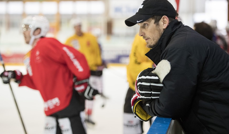 Der Nati-Trainer Patrick Fischer im Training der Schweizer Eishockey Nationalmannschaft aufgenommen am Montag, 2. Mai 2016, in Duebendorf. Die Schweizer trainieren fuer die &quot;IIHF - 2016 World Cha ...