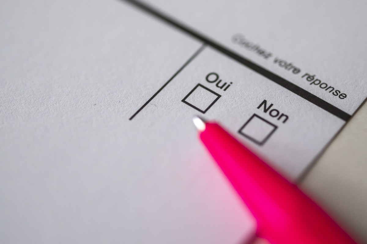 KEYPIX - Le materiel de vote (bulletin et enveloppe et fascicules explicatifs et positions) pour la votation federale sur une initiative populaire "Pour une economie responsable respectant les li ...