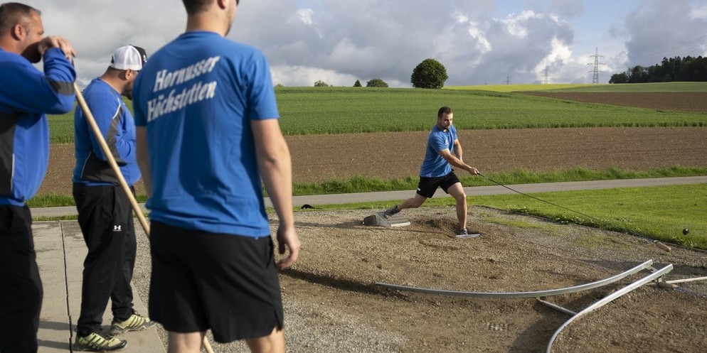 Die Hornusser von Höchstetten im Training. Sie sind mehrmaliger Schweizer Meister.