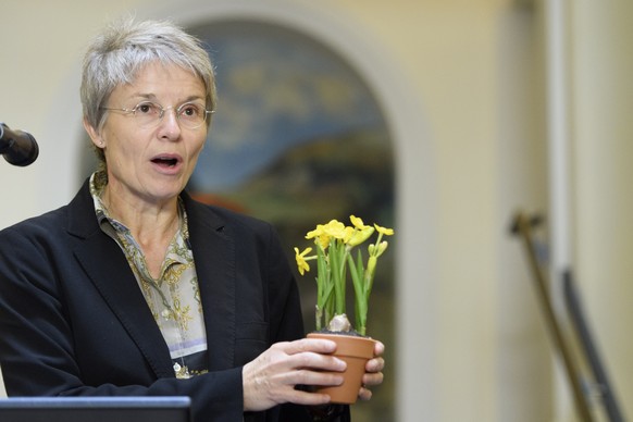 La conseillere d&#039;Etat vaudoise Anne-Catherine Lyon parle avec des jonquilles dans les mains avant de les deposer dans la boite lors de la ceremonie officielle de pose de la premiere pierre du bat ...