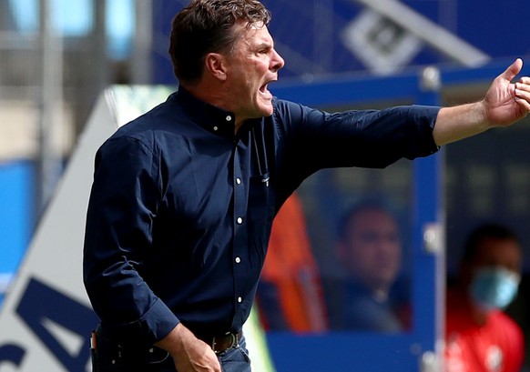 28.06.2020, Hamburg: Fu�ball: 2. Bundesliga, Hamburger SV - SV Sandhausen, 34. Spieltag im Volksparkstadion. Hamburgs Trainer Dieter Hecking gestikuliert am Spielfeldrand. WICHTIGER HINWEIS: Gem�� den ...