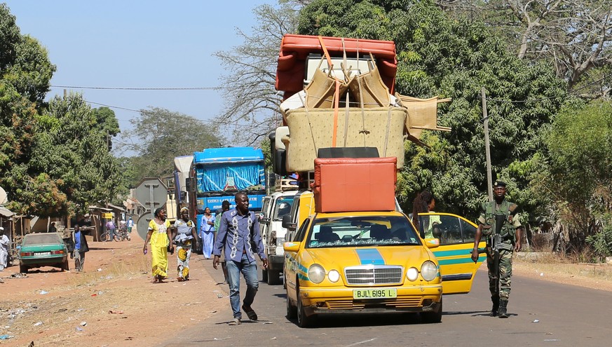 Cars line up at the border post check point in Seleki, Senegal, at the border with Gambia January 17, 2017. Picture taken January 17, 2017. REUTERS/Emma Farge TPX IMAGES OF THE DAY