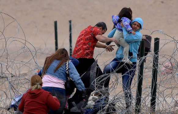 epa11189840 Migrants cross the Rio Grande, on the border that divides Mexico from the United States, in Juarez City, Mexico, 29 February 2024. Activists and migrants on the northern border of Mexico e ...