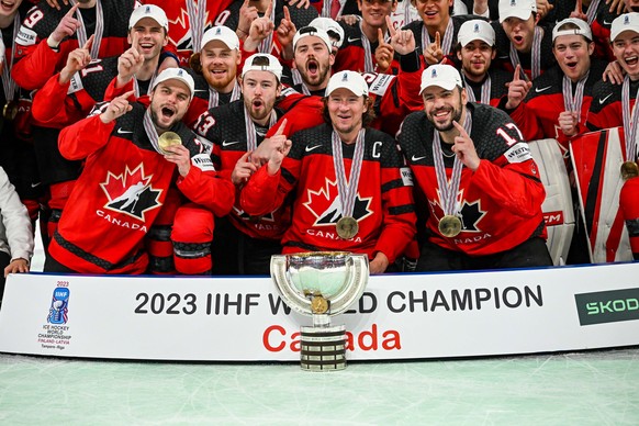 epa10661111 Gold medalists Canada pose with the trophy after the IIHF Ice Hockey World Championship 2023 final between Canada and Germany, in Tampere, Finland, 28 May 2023. EPA/KIMMO BRANDT