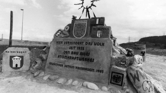 Protest-Denkmal in Kaiseraugst, aufgenommen 1985. Nachdem 1969 im Aargau mit Beznau-I das erste kommerzielle schweizerische Kernkraftwerk mit einem amerikanischen Druckwasserreaktor in Betrieb ging, f ...