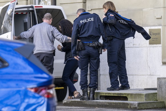 Die ehemalige brasilianiscghe Profiboxerin V. O., 2. von links, wird aus dem Obergericht des Kantons Bern gefuehrt, am Freitag, 23. Februar 2024, in Bern. Sie wird wegen Mordes an ihrem Ehemann im Jah ...