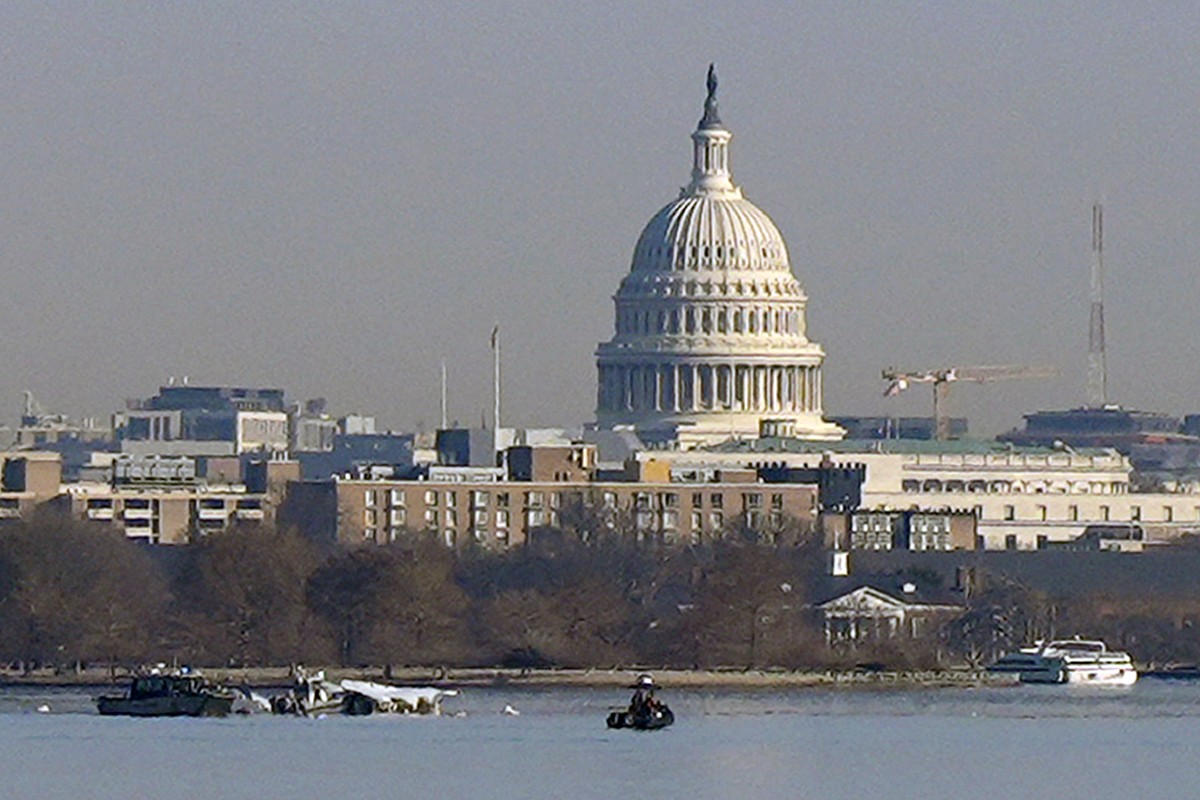 Search and rescue efforts are seen around a wreckage site in the Potomac River from Ronald Reagan Washington National Airport, early Thursday morning, Jan. 30, 2025, in Arlington, Va. (AP Photo/Caroly ...