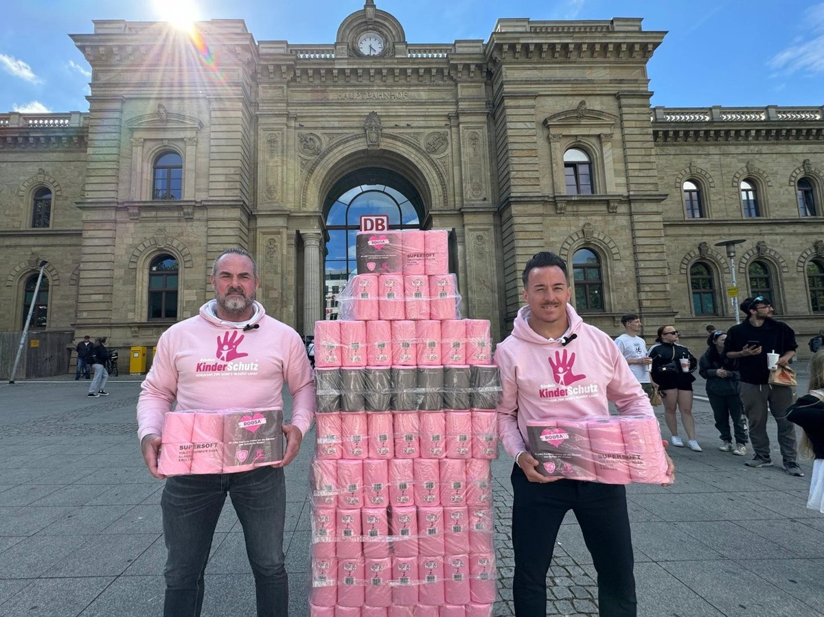 Carsten Stahl (à gauche) et Beat Mörker souhaitent notamment lutter contre la maltraitance des enfants grâce aux recettes issues de la vente de papier toilette.