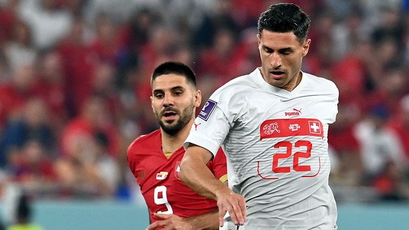 epa10344951 Aleksandar Mitrovic (L) of Serbia in action against Fabian Schaer of Switzerland during the FIFA World Cup 2022 group G soccer match between Serbia and Switzerland at Stadium 947 in Doha, ...