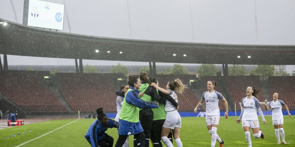 Die Zürcherinnen gewinnen im Playoff-Final gegen Servette Im Penalty-Schiessen sichern sie sich den Meister-Titel und damit das Double.