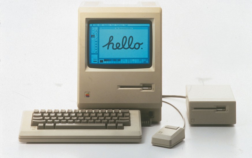 1984: Jobs stellt den Macintosh-Computer vor, mit dem eine grafische Benutzeroberfläche und die Bedienung per Maus populär werden.