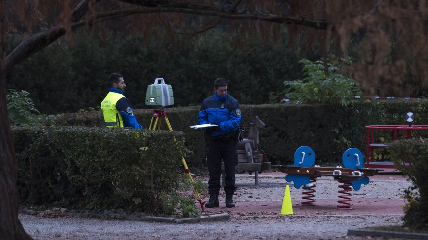 La police enquete sur un homicide qui c'est deroule hier, 17 novembre, vers 22h30, dans le parc des 4 Marronniers a Yverdon-les-Bains, ce dimanche, 18 novembre 2018, a Yverdon-les-Bains. La victime, u ...