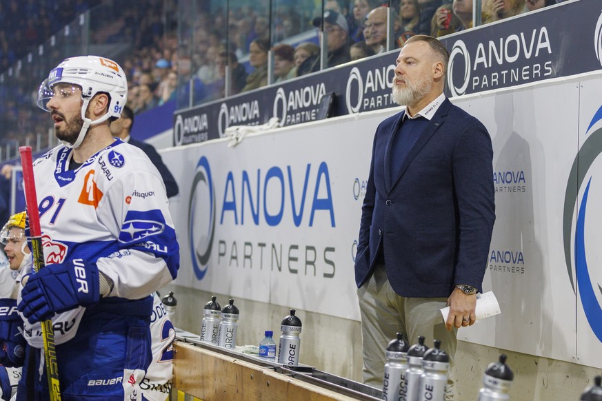 ZSC Lions Stuermer Denis Hollenstein und Cheftrainer Rikard Groenborg (Gronborg) waehrend dem Eishockey-Meisterschaftsspiel der National League zwischen dem EHC Kloten und den ZSC Lions am Samstag, 22 ...