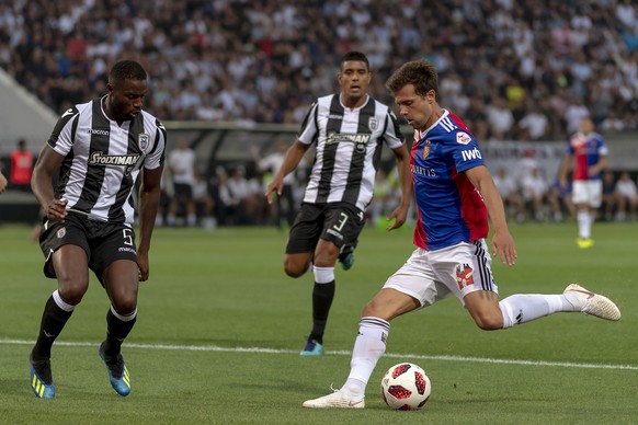 PAOK&#039;s Fernando Varela, left, and Basel&#039;s Valentin Stocker, right, in action during the UEFA Champions League second qualifying round first leg match between Greece&#039;s PAOK FC and Switze ...