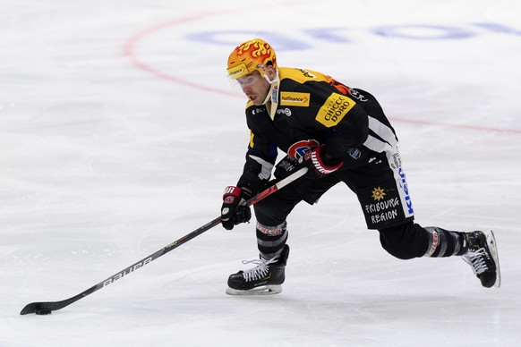 Gotterons PostFinance Top Scorer Christopher DiDomenico fuehrt den Puck, beim Eishockey Meisterschaftsspiel der National League A zwischen den HC Fribourg Gotteron und dem EHC Biel-Bienne, am Freitag, ...